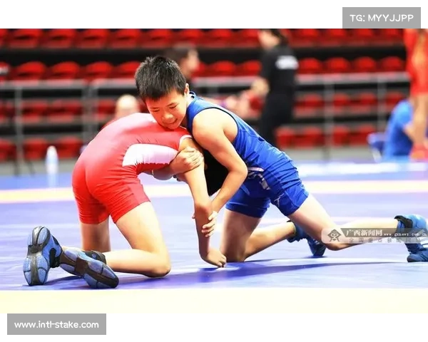 青少年摔跤表演赛亮相全运间隙，小选手展现不俗潜力